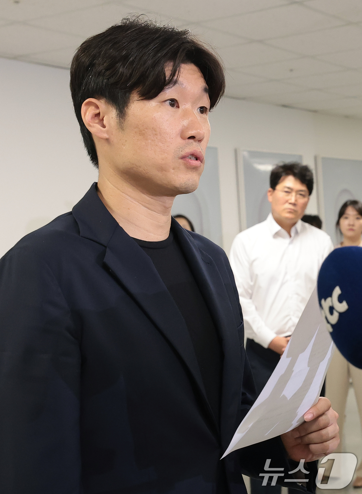 (서울=뉴스1) 권현진 기자 = 박지성 K-축구혁신위원회 공동위원장이 27일 서울시 종로구 국립현대미술관 대회의실에서 열린 K-축구 혁신위원회 4차 회의 브리핑을 하고 있다. 20 …