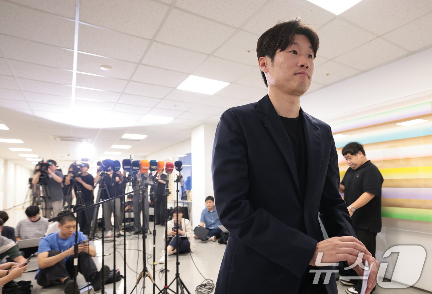 본문 이미지 - 박지성 K-축구혁신위원회 공동위원장이 27일 서울시 종로구 국립현대미술관 대회의실에서 열린 K-축구 혁신위원회 4차 회의 브리핑을 마친 뒤 이동하고 있다. 2026.7.27 ⓒ 뉴스1 권현진 기자