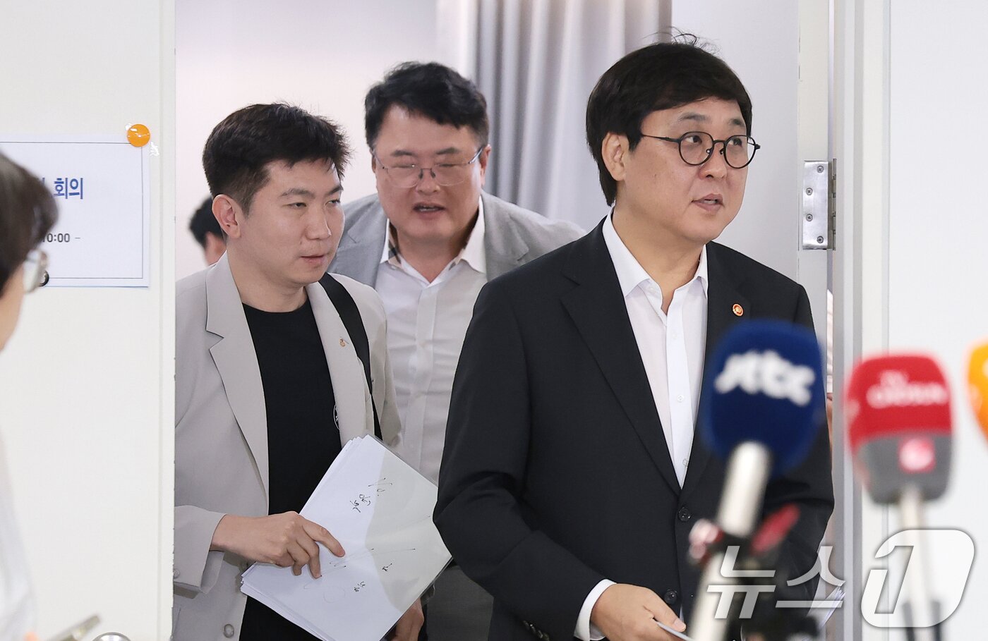 본문 이미지 - 최휘영 문화체육관광부 장관(오른쪽부터), 김대현 문화체육관광부 제2차관, 유승민 K-축구혁신위원회 공동위원장이 27일 오전 서울시 종로구 국립현대미술관 대회의실에서 열린 K-축구 혁신위원회 4차 회의를 마친 뒤 이동하고 있다. 2026.7.27 ⓒ 뉴스1 권현진 기자