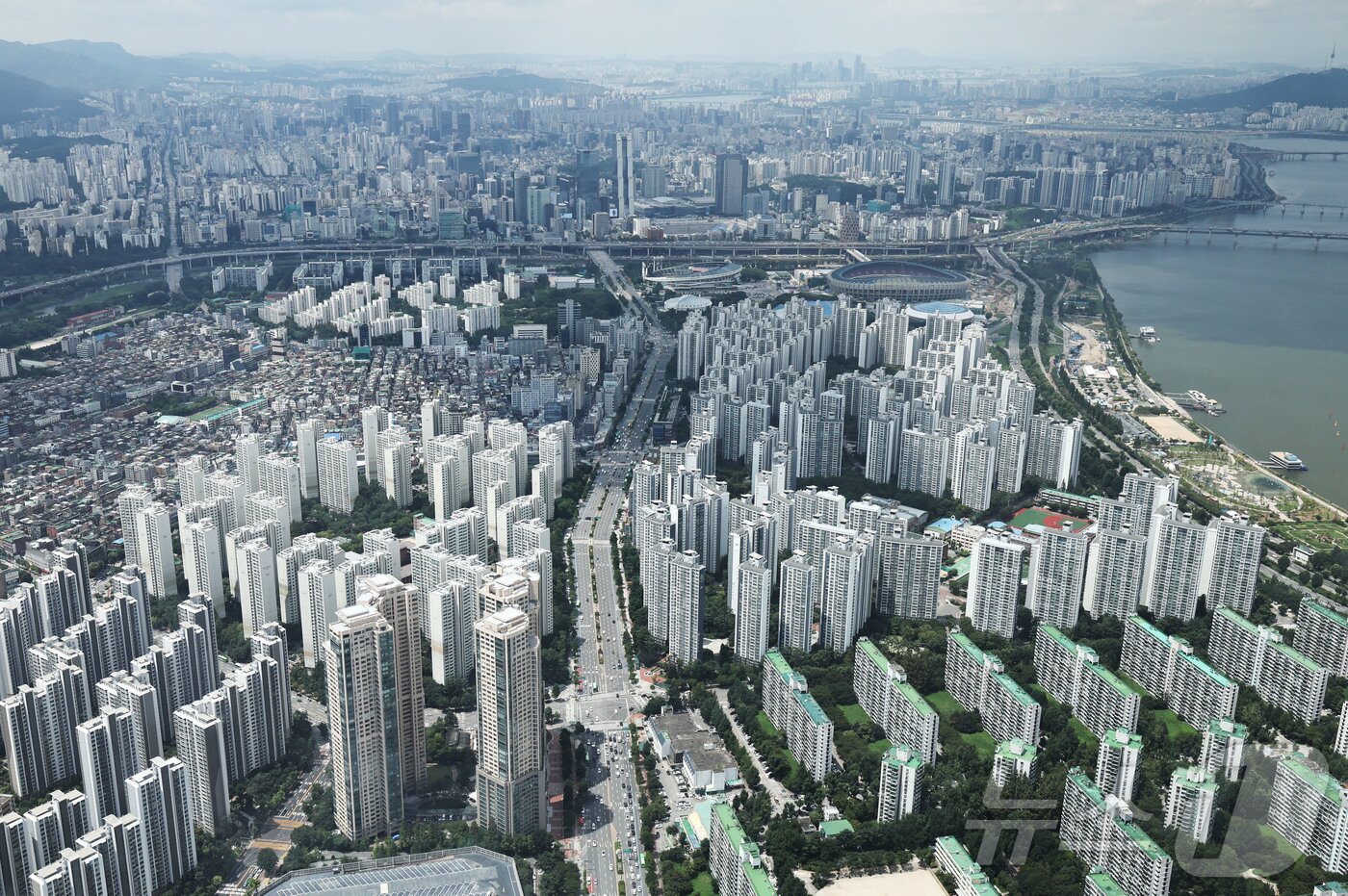 본문 이미지 - 서울 송파구 롯데월드타워 서울스카이에서 바라본 서울 시내 아파트. 2026.7.27 ⓒ 뉴스1 이종수 기자