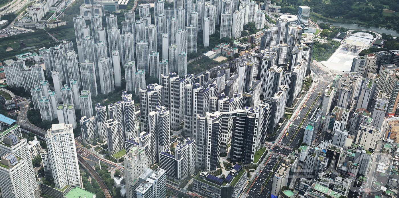 본문 이미지 - 서울 송파구 롯데월드타워 서울스카이에서 바라본 서울 시내 아파트. 2026.7.27 ⓒ 뉴스1 이종수 기자