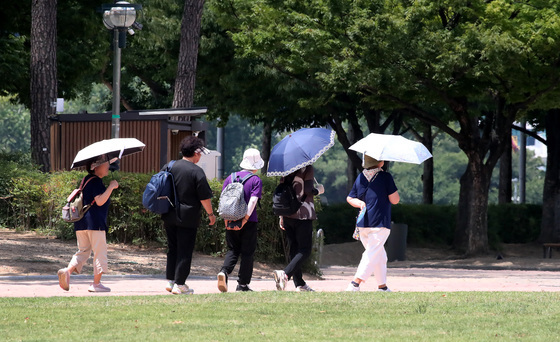 양산은 '외출 필수품'