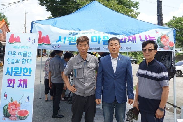 한솔페이퍼텍, 담양서 여름철 나눔 활동…수박화채·제습기 전달