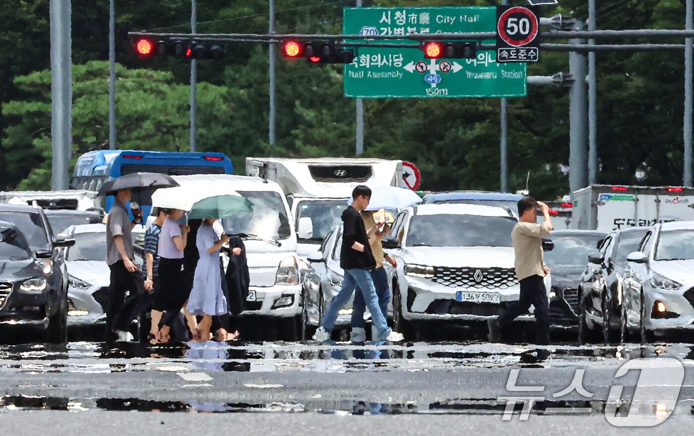 본문 이미지 - 폭염이 이어진 27일 서울 영등포구 여의도 일대 뜨겁게 달궈진 아스팔트 위로 아지랑이가 피어오르고 있다. 2026.7.27 ⓒ 뉴스1 김도우 기자
