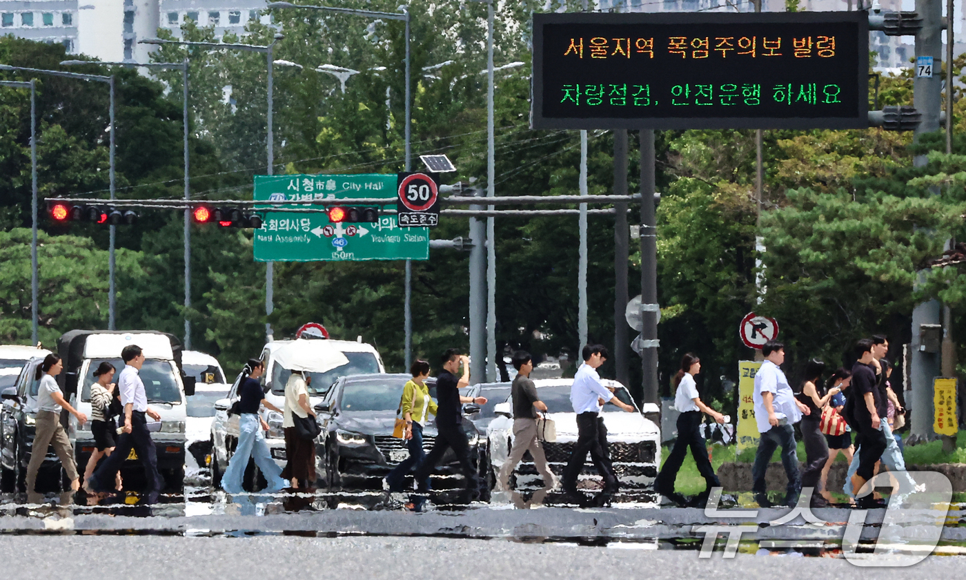 (서울=뉴스1) 김도우 기자 = 폭염이 이어진 27일 서울 영등포구 여의도 일대 뜨겁게 달궈진 아스팔트 위로 아지랑이가 피어오르고 있다. 2026.7.27/뉴스1