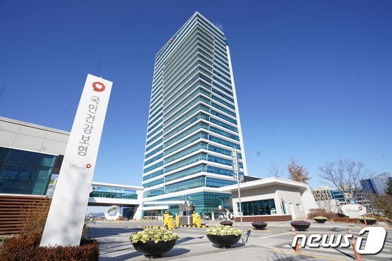 직장인 '월급 외 소득' 건보료 부담 늘어나나…정부 공제 축소 검토