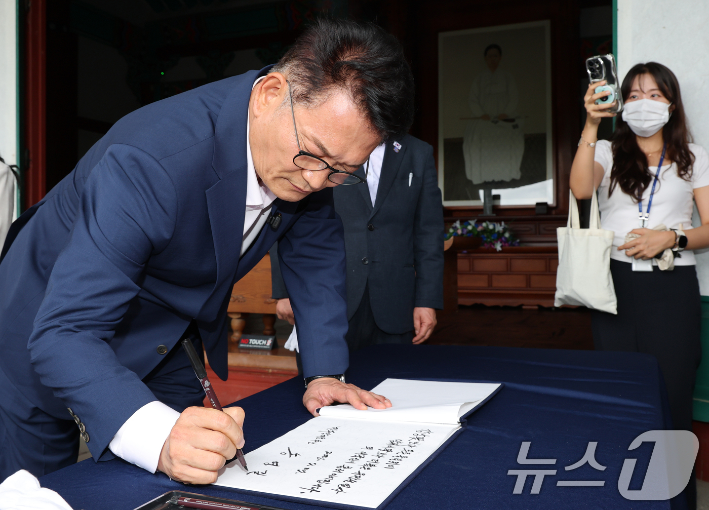 (천안=뉴스1) 김기태 기자 = 송영길 더불어민주당 당대표 후보가 27일 오전 충남 천안 유관순열사기념관 추모각에서 추모를 마치고 방명록을 작성하고 있다. 2026.7.27/뉴스1 …