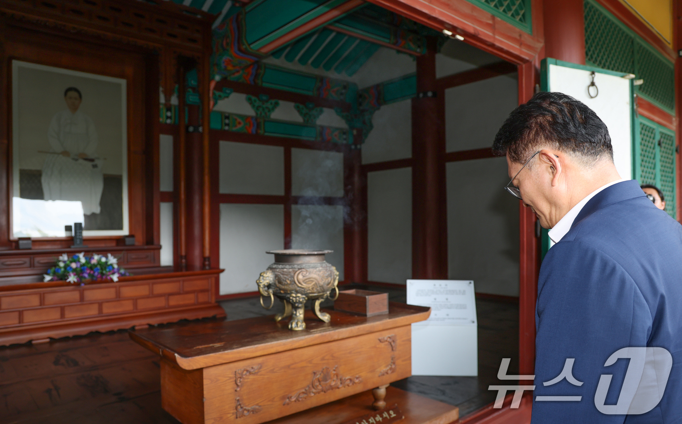 (천안=뉴스1) 김기태 기자 = 송영길 더불어민주당 당대표 후보가 27일 오전 충남 천안 유관순열사기념관 추모각에서 추모하고 있다. 2026.7.27/뉴스1