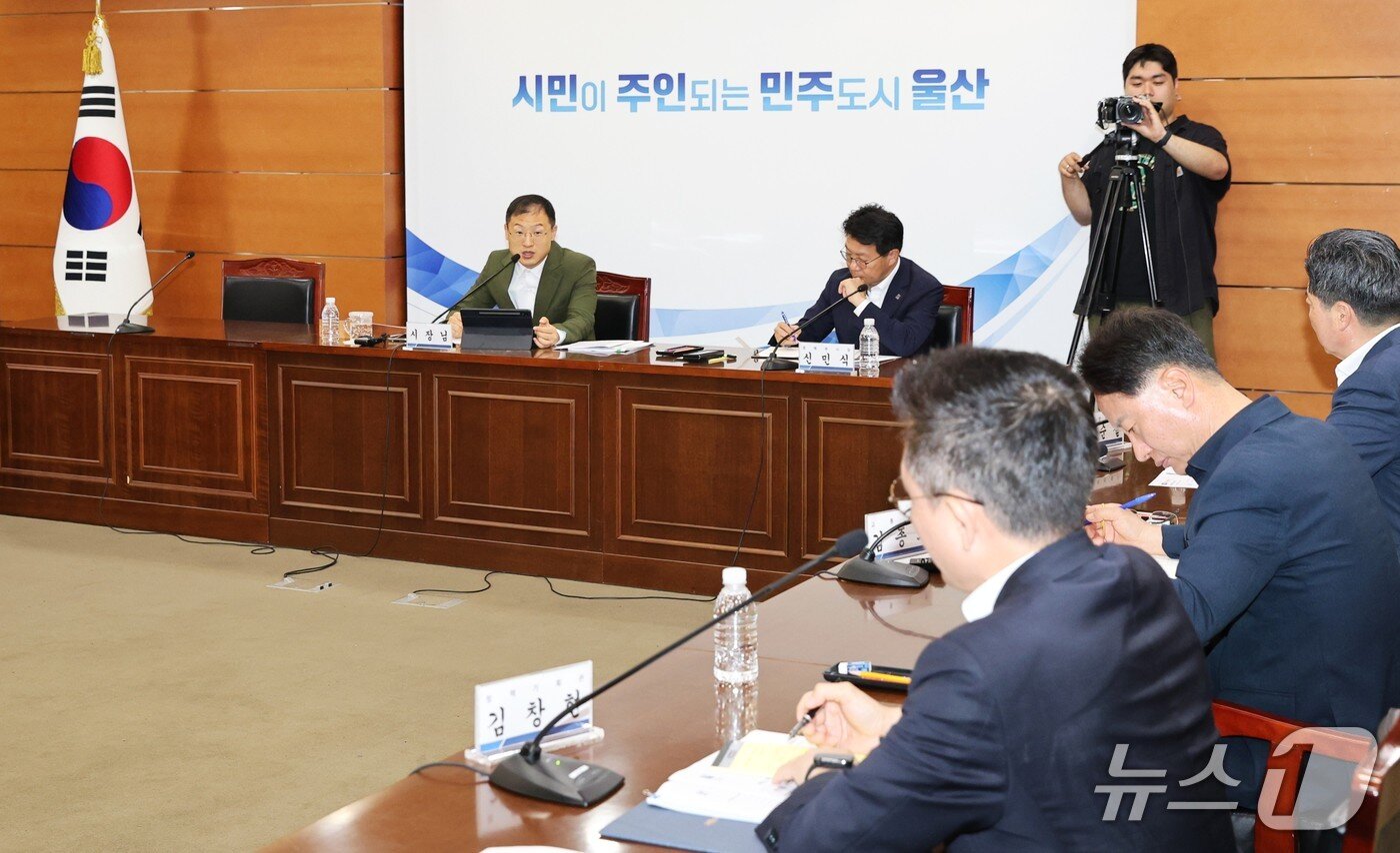 본문 이미지 - 울산시는 27일 울산시청 상황실에서 김상욱 울산시장 주재로 관계 공무원들이 참석한 가운데 ‘트램 관련 대응 회의’를 가졌다.(울산시 제공. 재판매 및 DB금지)/뉴스1