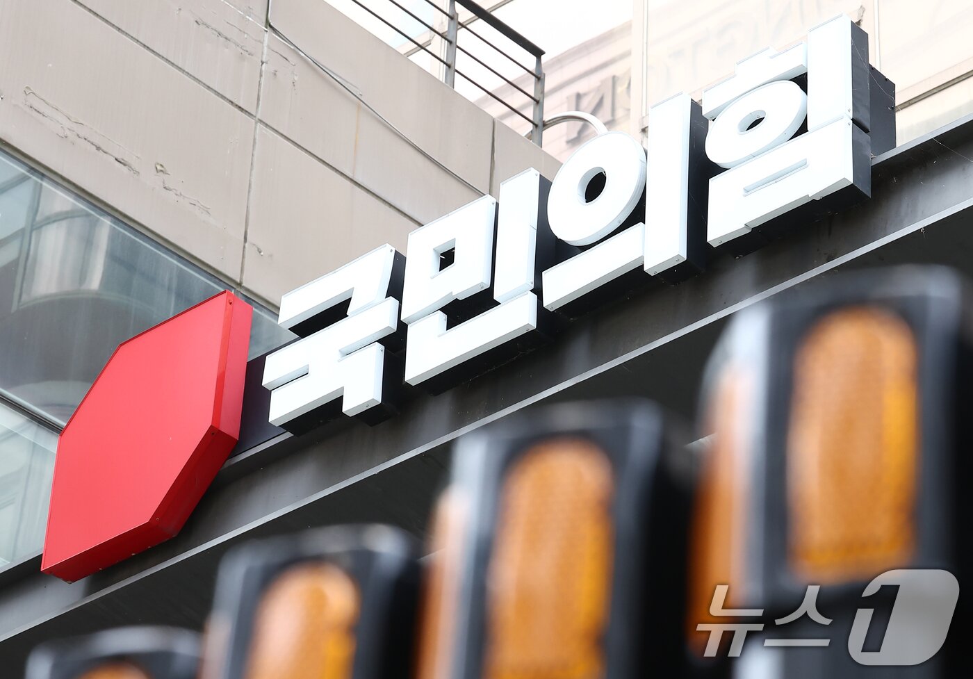 본문 이미지 - 대선후보 시절 허위사실을 공표한 혐의로 기소된 윤석열 전 대통령이 1심에서 징역 1년 6개월, 집행유예 3년을 선고 받은 27일 오후 서울 영등포구 국민의힘 당사에 적막이 흐르고 있다.  2026.7.27 ⓒ 뉴스1 김민지 기자