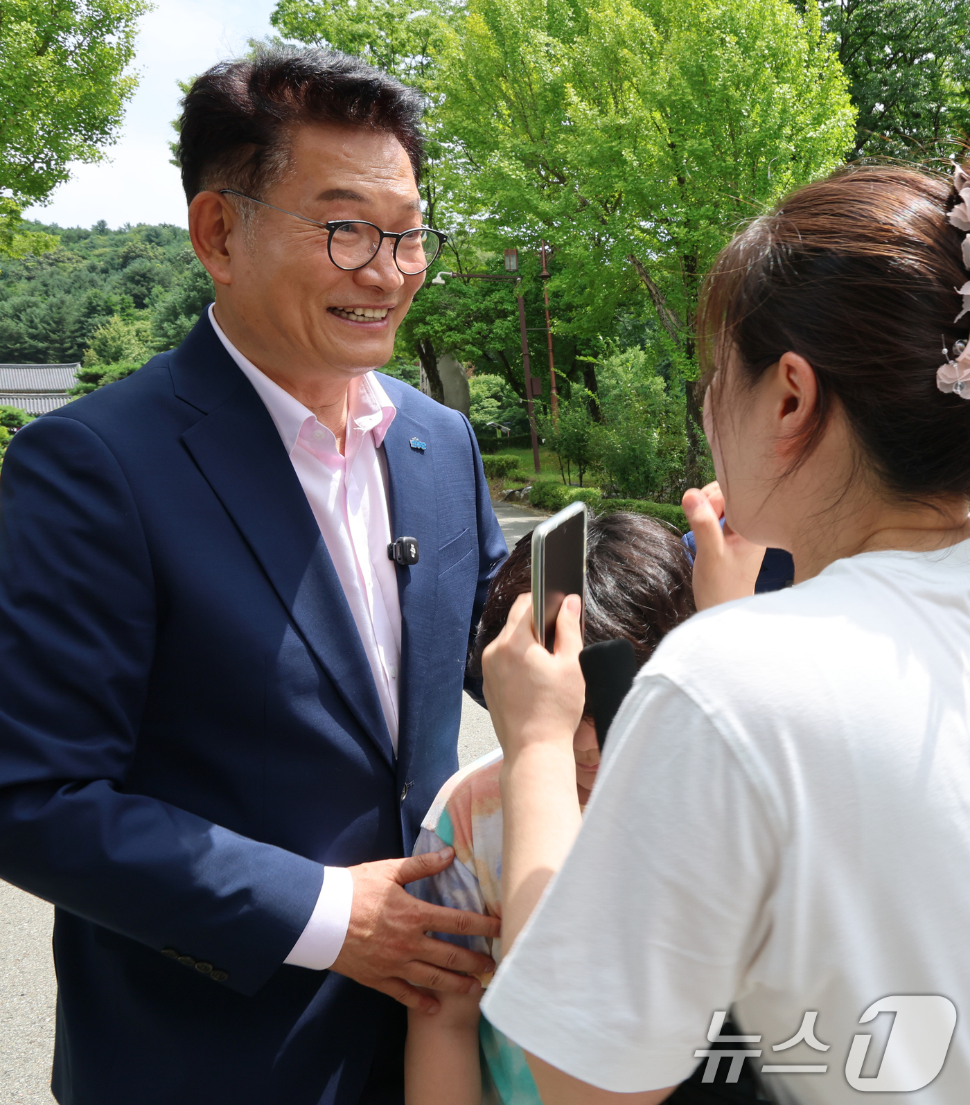 (천안=뉴스1) 김기태 기자 = 송영길 더불어민주당 당대표 후보가 27일 오전 충남 천안 유관순열사기념관에서 지지자와 인사하고 있다. 2026.7.27/뉴스1