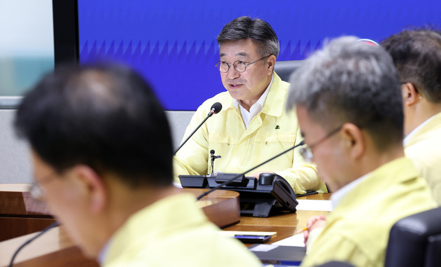 폭염 대처 상황 점검회의 주재하는 윤호중 장관