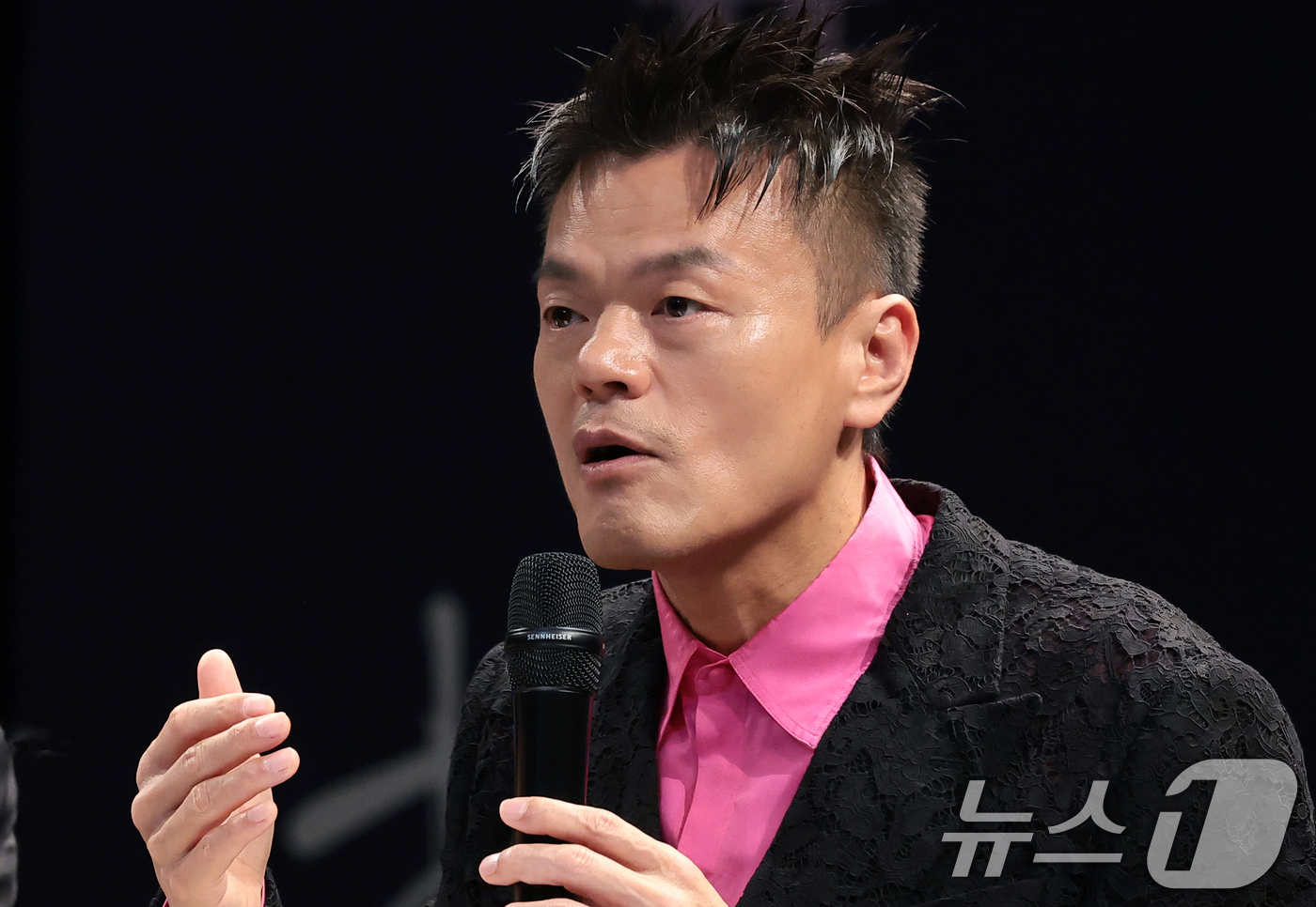 (서울=뉴스1) 권현진 기자 = 박진영 대중문화교류위원회 공동위원장이 27일 서울시 종로구 국립현대미술관 교육동에서 열린 패노메논 기자간담회에서 취재진 질문에 답하고 있다. 202 …