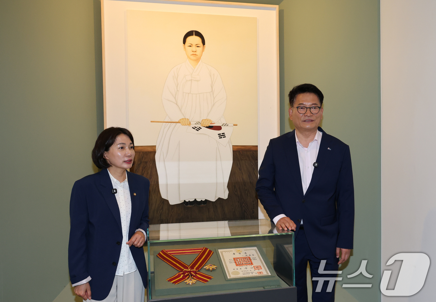(천안=뉴스1) 김기태 기자 = 송영길 더불어민주당 당대표 후보가 27일 오전 충남 천안 유관순열사기념관 시설을 관람하고 있다. 2026.7.27/뉴스1