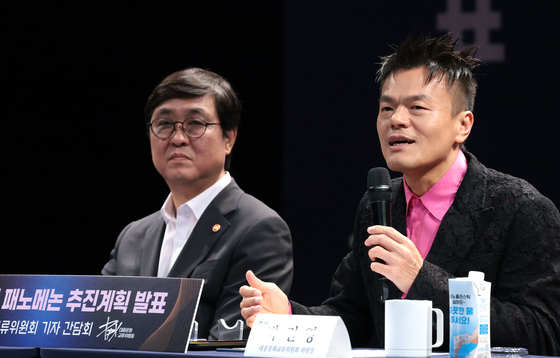 패노메논 관련 질문에 답하는 박진영