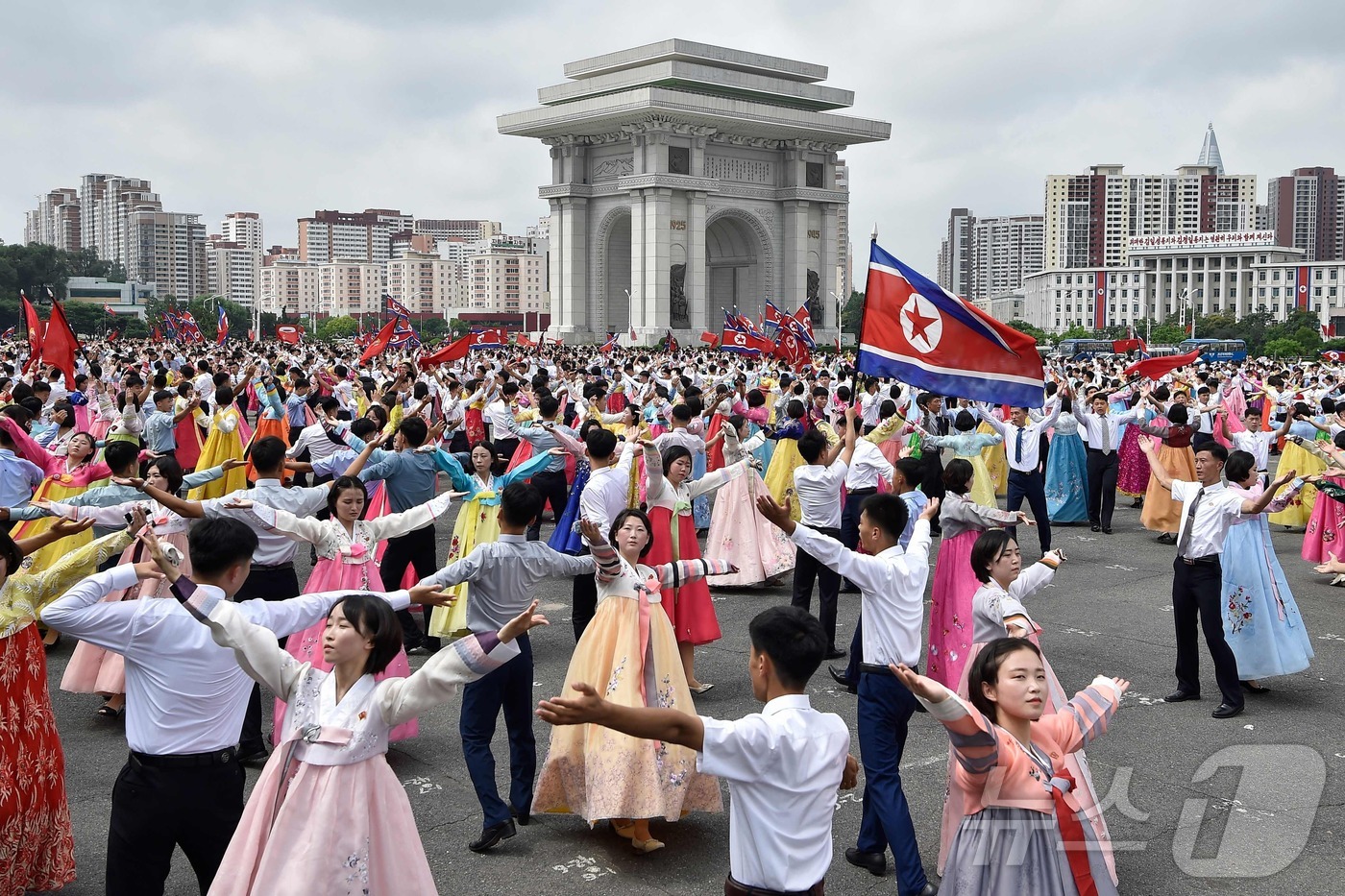 (평양 AFP=뉴스1) 전지아 수습기자 = 27일 북한 평양 개선문 광장에서 열린 전승절 73주년 행사에서 학생들이 춤을 추고 있다. 북한은 한국전쟁 정전협정체결일을 전승절로 정해 …