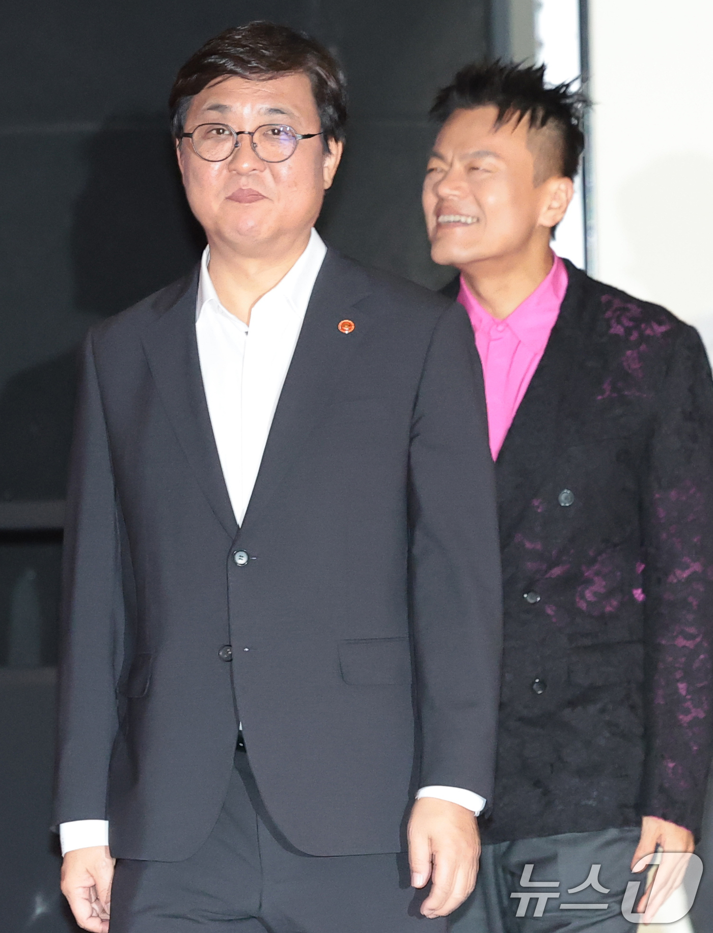 (서울=뉴스1) 권현진 기자 = 최휘영 문화체육관광부 장관(왼쪽)과 박진영 대중문화교류위원회 공동위원장이 27일 서울시 종로구 국립현대미술관 교육동에서 열린 패노메논 기자간담회에 …