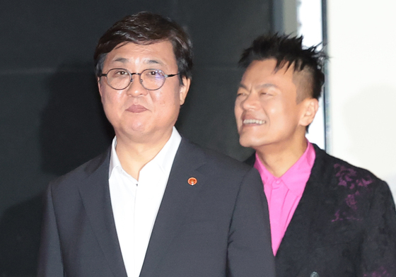 입장하는 최휘영 장관과 박진영 위원장
