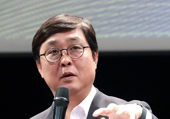 패노메논 관련 질문에 답하는 최휘영 장관