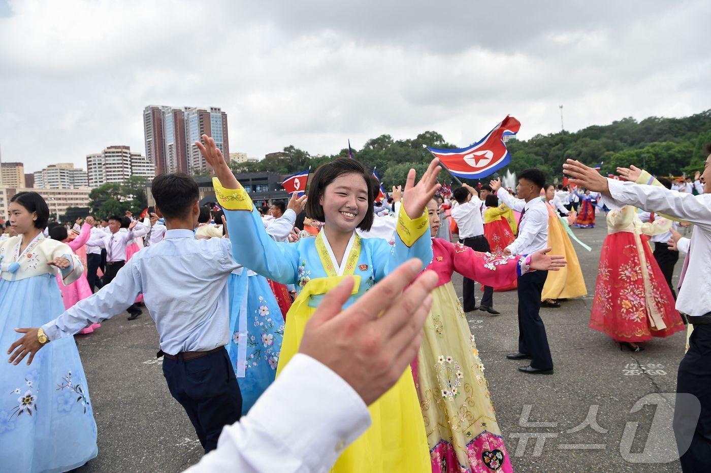(평양 AFP=뉴스1) 전지아 수습기자 = 27일 북한 평양 개선문 광장에서 열린 전승절 73주년 행사에서 학생들이 춤을 추고 있다. 북한은 한국전쟁 정전협정체결일을 전승절로 정해 …