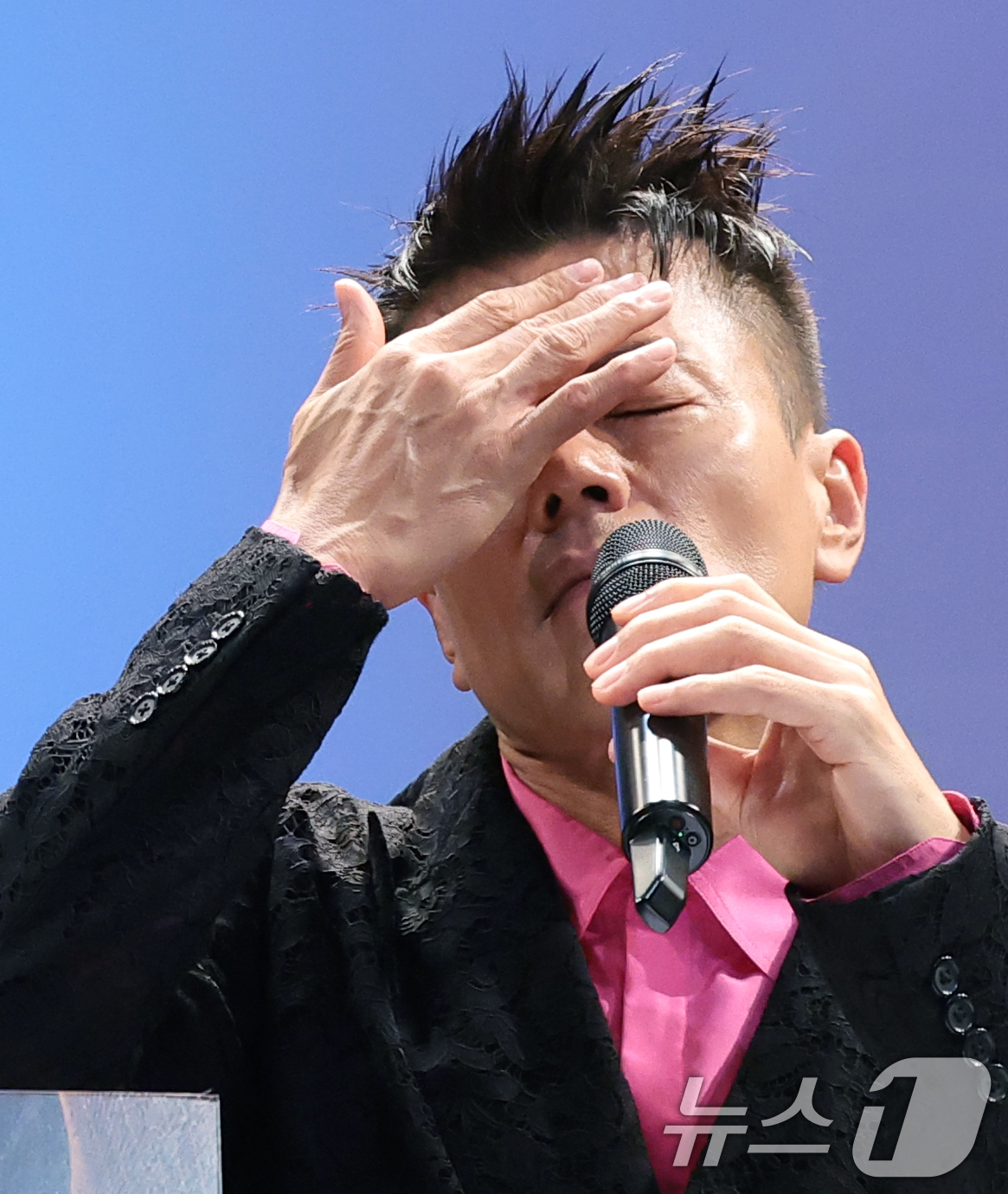(서울=뉴스1) 권현진 기자 = 박진영 대중문화교류위원회 공동위원장이 27일 서울시 종로구 국립현대미술관 교육동에서 열린 패노메논 기자간담회에 참석해 취재진 질문에 답하고 있다. …