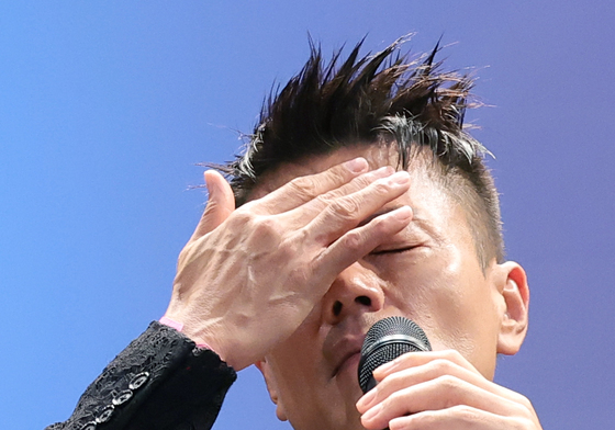 취재진 질문에 답하는 박진영 위원장