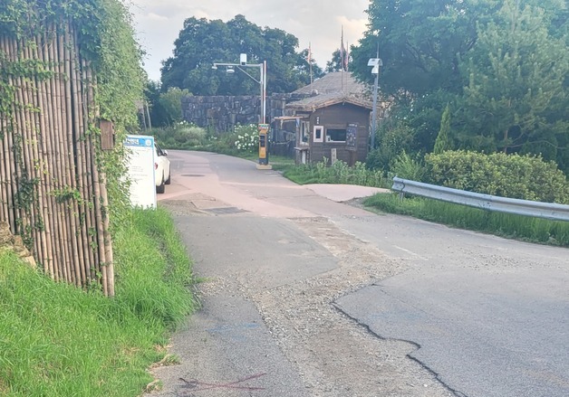 진입로 깨지고 잡초 무성…순천 낙안읍성 관리 부실 '눈살'