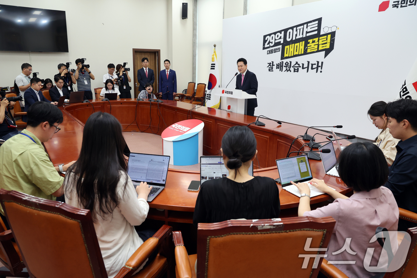 (서울=뉴스1) 황기선 기자 = 장동혁 국민의힘 대표가 27일 오후 서울 여의도 국회에서 중앙선거관리위원회 선거소청 심리 출석 관련 기자회견을 하고 있다. 2026.7.27/뉴스1 …