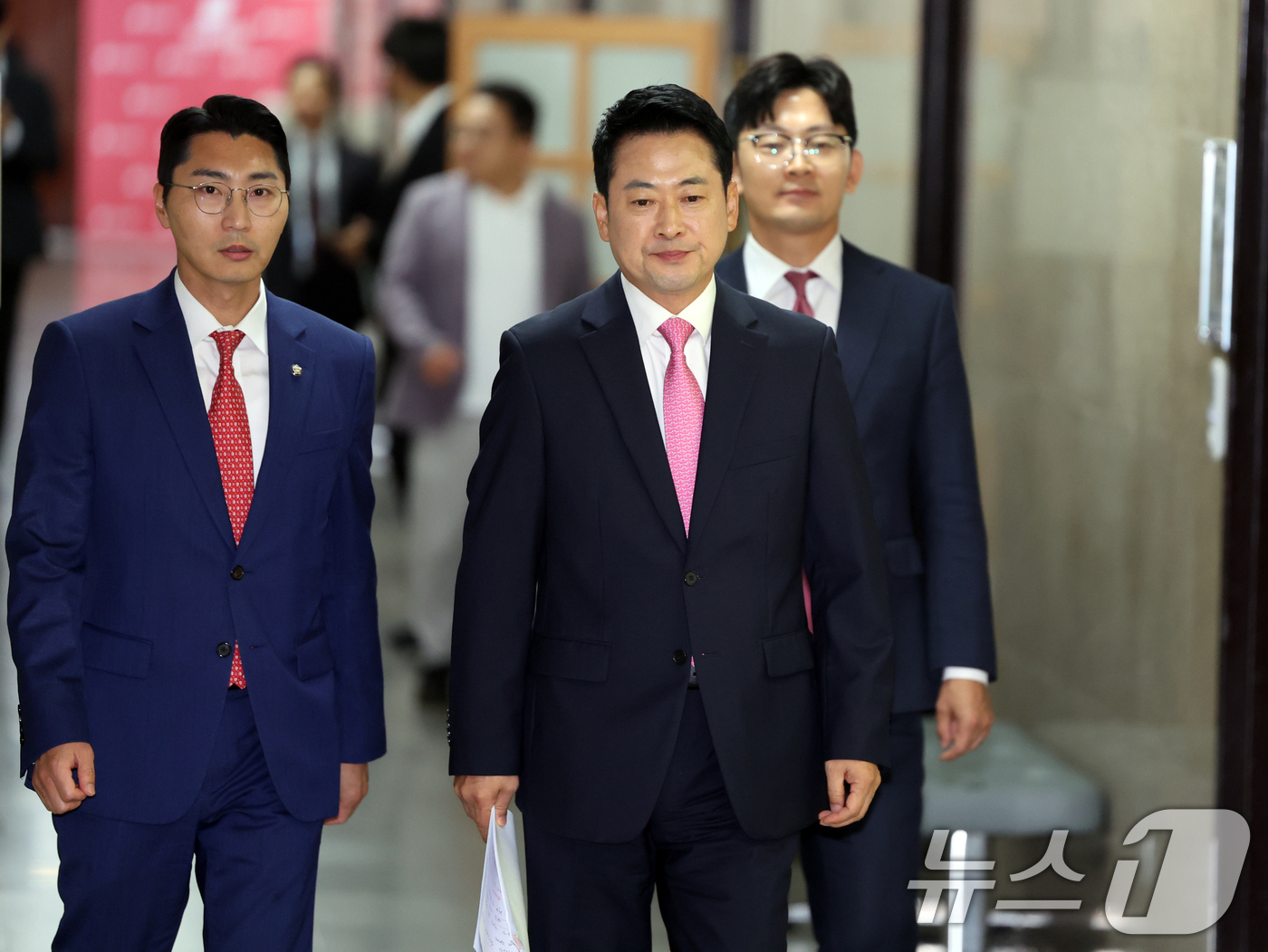 (서울=뉴스1) 황기선 기자 = 장동혁 국민의힘 대표가 27일 오후 서울 여의도 국회에서 중앙선거관리위원회 선거소청 심리 출석 관련 기자회견을 위해 이동하고 있다. 2026.7.2 …
