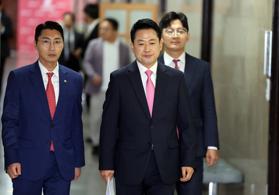 기자회견 위해 발걸음 옮기는 장동혁 대표