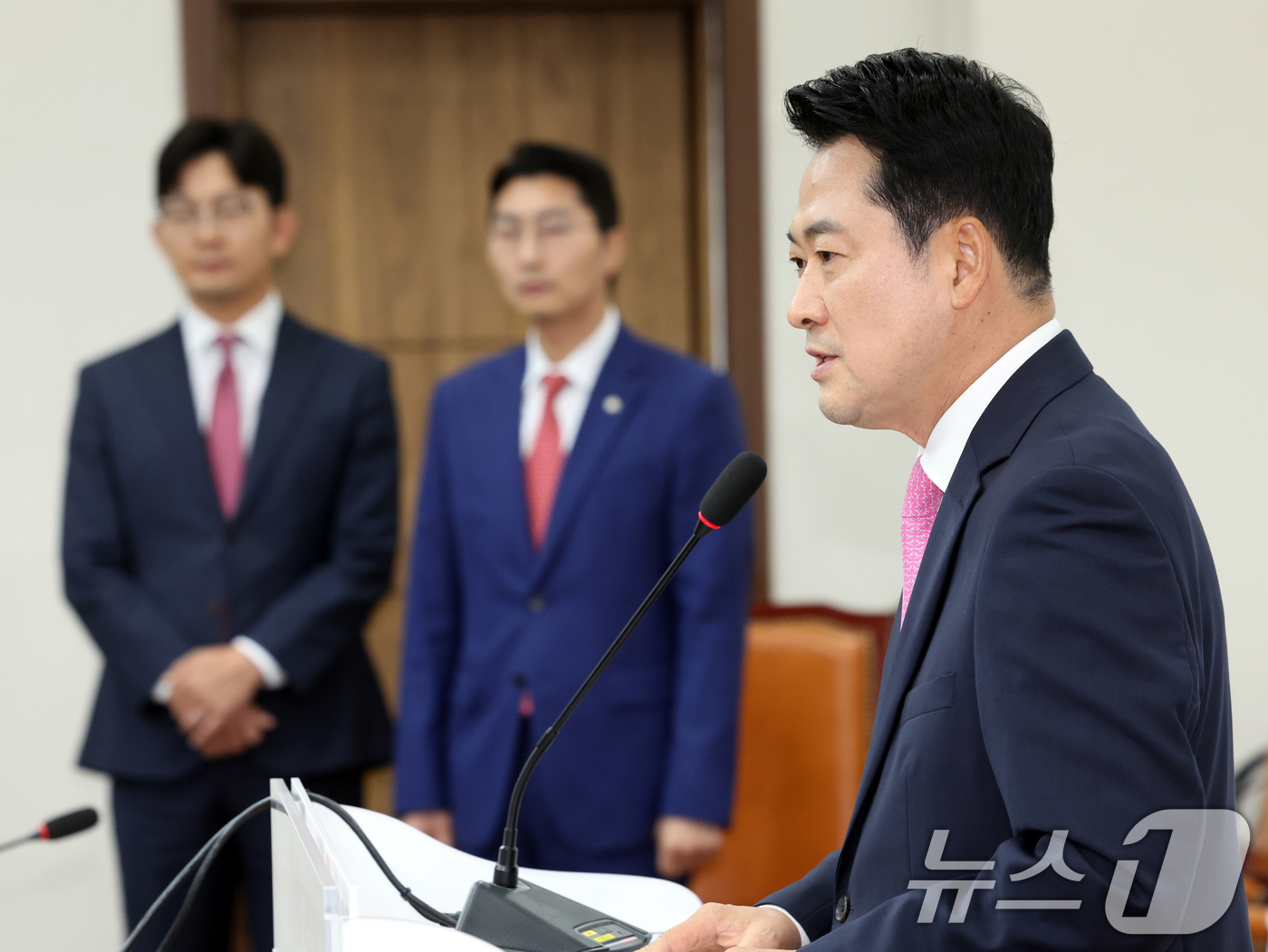 (서울=뉴스1) 황기선 기자 = 장동혁 국민의힘 대표가 27일 오후 서울 여의도 국회에서 중앙선거관리위원회 선거소청 심리 출석 관련 기자회견을 하고 있다. 2026.7.27/뉴스1 …