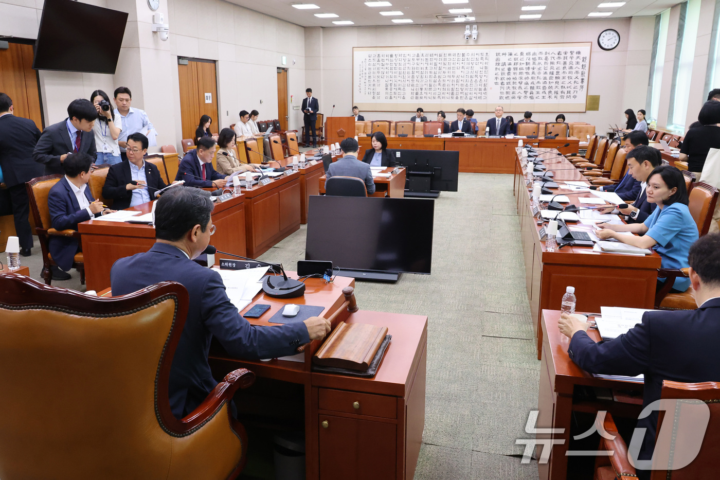 (서울=뉴스1) 신웅수 기자 = 김승원 소위원장이 27일 서울 여의도 국회에서 열린 법제사법위원회 법안심사제1소위원회에서 의사봉을 두드리고 있다. 2026.7.27/뉴스1