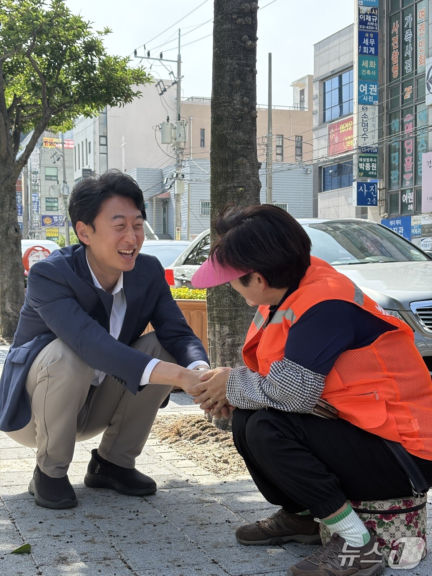 본문 이미지 - 서태경 사상구청장이 후보 시절 주민을 만나 대화를 나누고 있는 모습.(사상구 제공. 재판매 및 DB금지)
