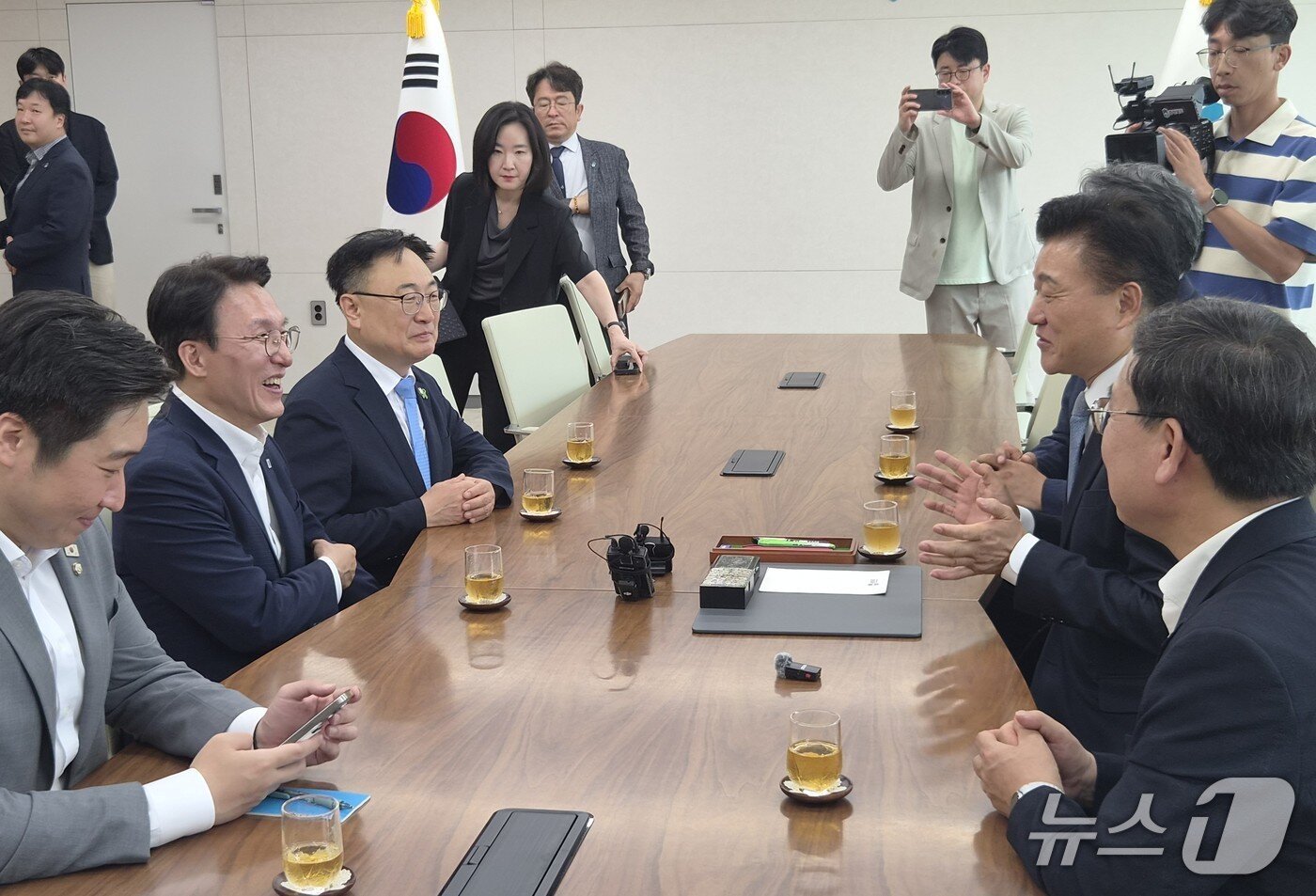 본문 이미지 - 김민석 더불어민주당 대표 후보와 신용한 충북지사 등 관계자들이 27일 충북도청 열린마당에서 만나 면담하고 있다. 2026.7.27/뉴스1