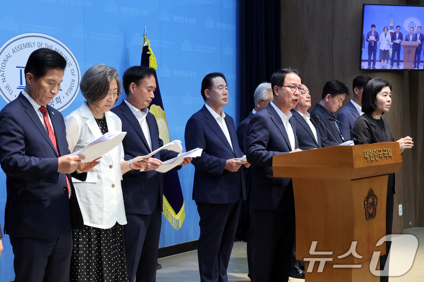 (서울=뉴스1) 황기선 기자 = 국민의힘 원외당협위원장들이 27일 오후 서울 여의도 국회 소통관에서 ETF 참사 및 국회의장 혈세 낭비 사과 요구 기자회견을 하고 있다. 2026. …