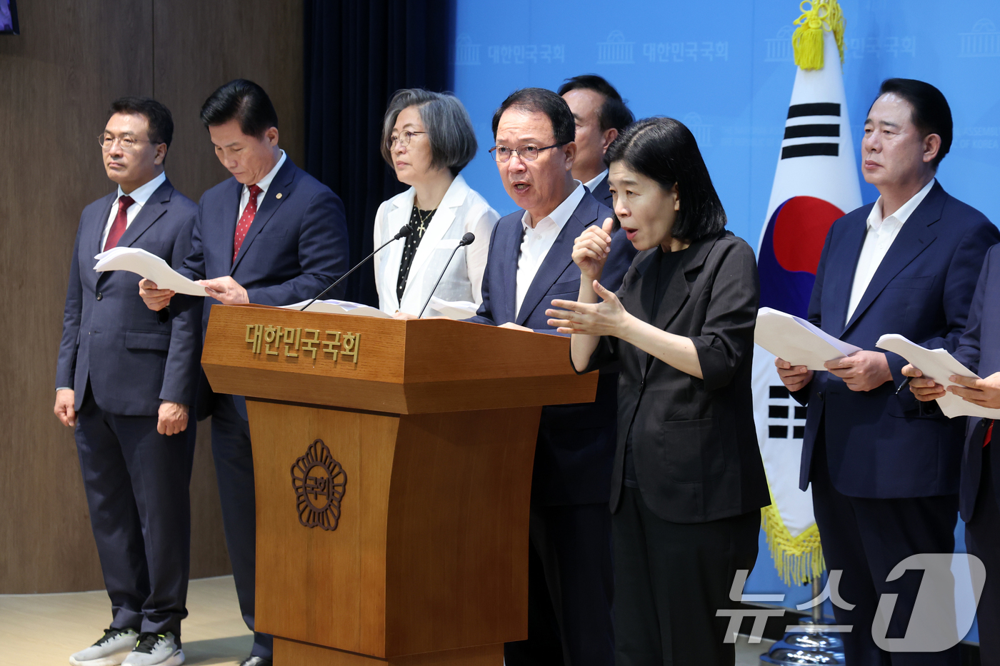 (서울=뉴스1) 황기선 기자 = 국민의힘 원외당협위원장들이 27일 오후 서울 여의도 국회 소통관에서 ETF 참사 및 국회의장 혈세 낭비 사과 요구 기자회견을 하고 있다. 2026. …