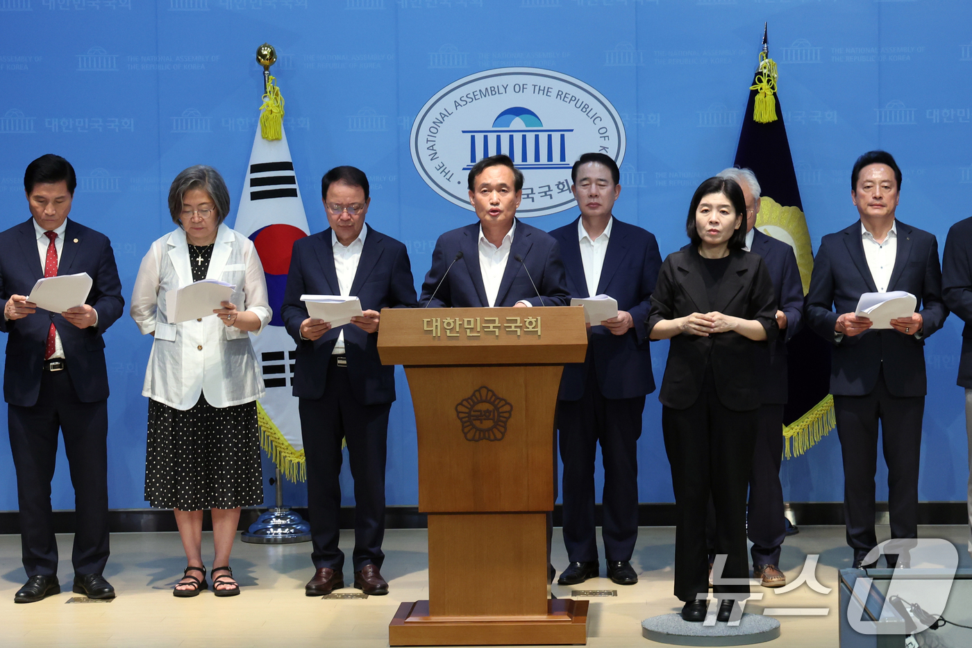 (서울=뉴스1) 황기선 기자 = 국민의힘 원외당협위원장들이 27일 오후 서울 여의도 국회 소통관에서 ETF 참사 및 국회의장 혈세 낭비 사과 요구 기자회견을 하고 있다. 2026. …