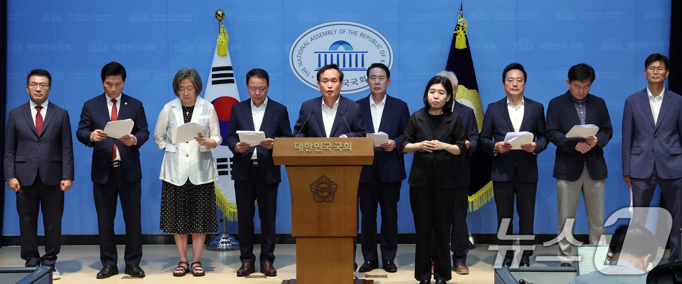 (서울=뉴스1) 황기선 기자 = 국민의힘 원외당협위원장들이 27일 오후 서울 여의도 국회 소통관에서 ETF 참사 및 국회의장 혈세 낭비 사과 요구 기자회견을 하고 있다. 2026. …