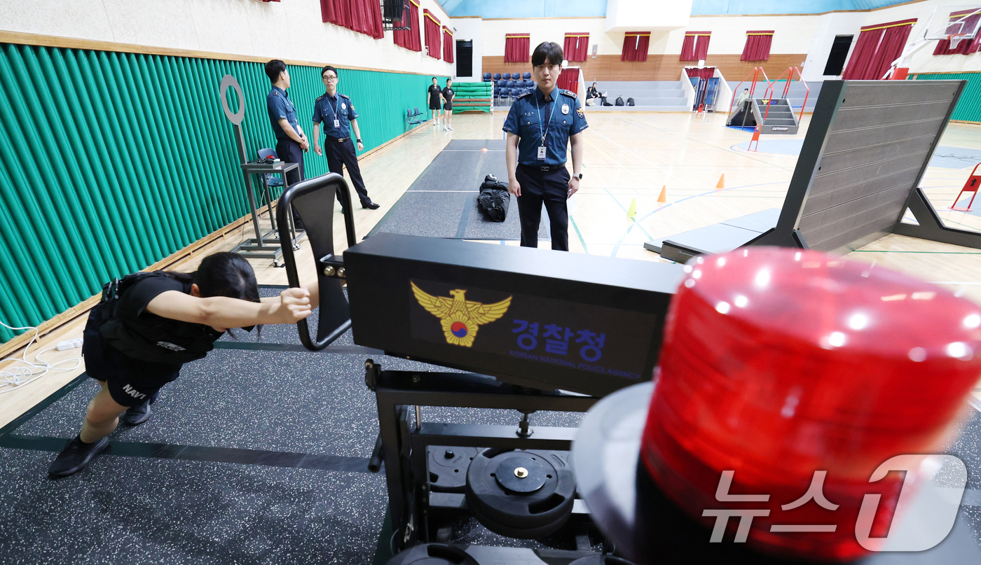 (수원=뉴스1) 김영운 기자 = 27일 경기 수원시 팔달구삼일공업고등학교에서 열린 '경찰 순환식 체력검사 전국 체험행사'에서 참자가들이 순환식 체력검사를 체험하고 있다. 2026. …