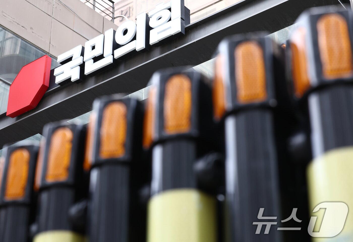 본문 이미지 - 대선후보 시절 허위사실을 공표한 혐의로 기소된 윤석열 전 대통령이 1심에서 징역 1년 6개월, 집행유예 3년을 선고 받은 27일 오후 서울 영등포구 국민의힘 당사 모습.. 2026.7.27 ⓒ 뉴스1 김민지 기자