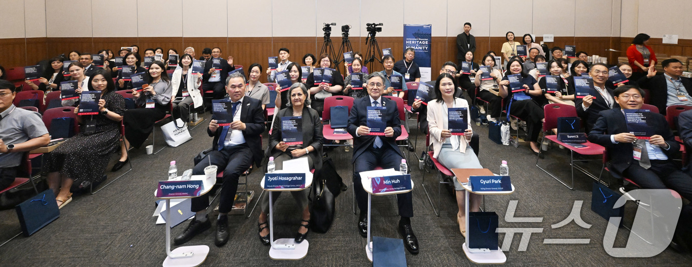 (서울=뉴스1) = 27일 오후 부산 벡스코에서 열린 무형·기록유산, 세계유산 해석 등 각 분야에서 활동 중인 국내 7개 유네스코 카테고리 2센터들의 성과보고회에서 허민 국가유산청 …