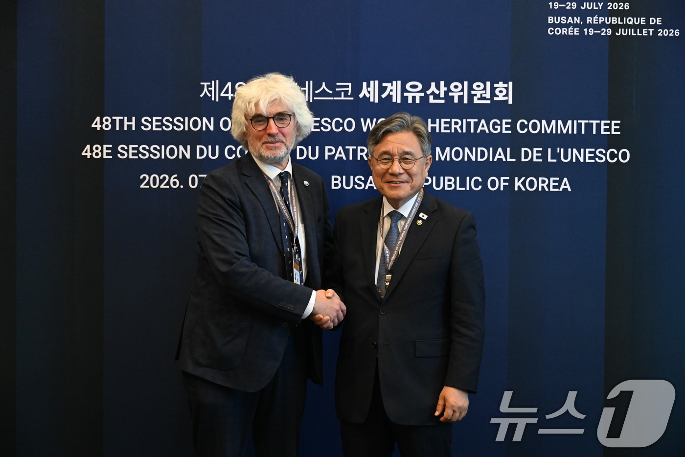 (서울=뉴스1) = 허민 국가유산청장이이 27일 오전 부산 벡스코에서 팀 배드만 국제자연보전연맹(IUCN) 세계유산 사무국장과 면담한 후 기념촬영을 하고 있다. (국가유산청 제공. …