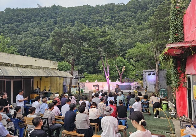 악극 관람하고 맥주 한잔…단양 산골마을 이색 피서 '눈길'