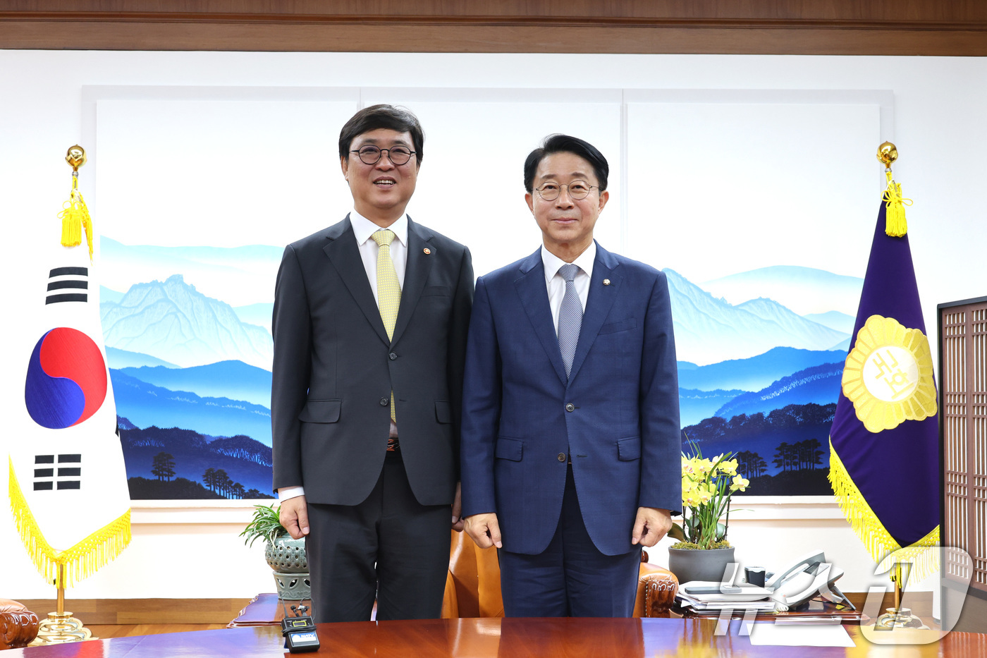(서울=뉴스1) 신웅수 기자 = 조정식 국회의장이 27일 서울 여의도 국회에서 최휘영 문화체육관광부 장관을 접견하며 기념 촬영을 하고 있다. 2026.7.27/뉴스1