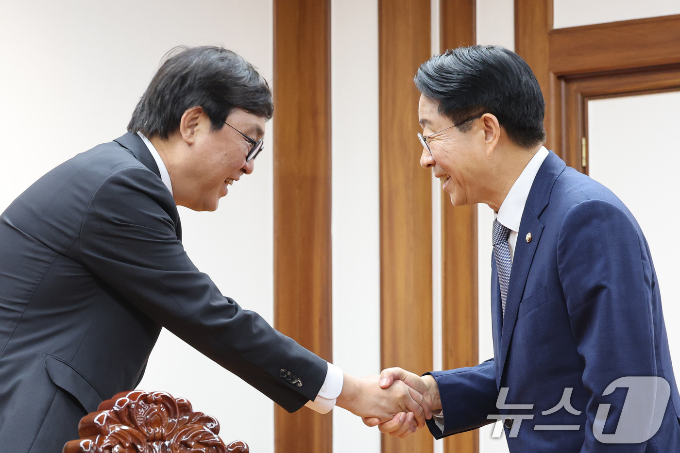 (서울=뉴스1) 신웅수 기자 = 조정식 국회의장이 27일 서울 여의도 국회에서 최휘영 문화체육관광부 장관을 접견하고 있다. 2026.7.27/뉴스1