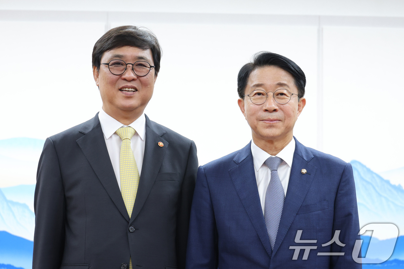 (서울=뉴스1) 신웅수 기자 = 조정식 국회의장이 27일 서울 여의도 국회에서 최휘영 문화체육관광부 장관을 접견하고 있다. 2026.7.27/뉴스1