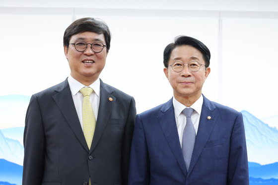 기념촬영하는 조정식 의장·최휘영 장관