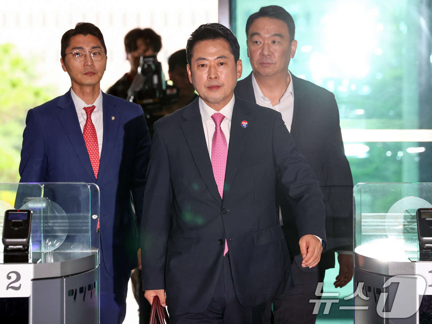 (과천=뉴스1) 최지환 기자 = 장동혁 국민의힘 대표가 27일 경기 과천시 중앙선거관리위원회에서 열린 6.3 지방선거 선거 소청 첫 심의에 출석하고 있다. 2026.7.27/뉴스1 …