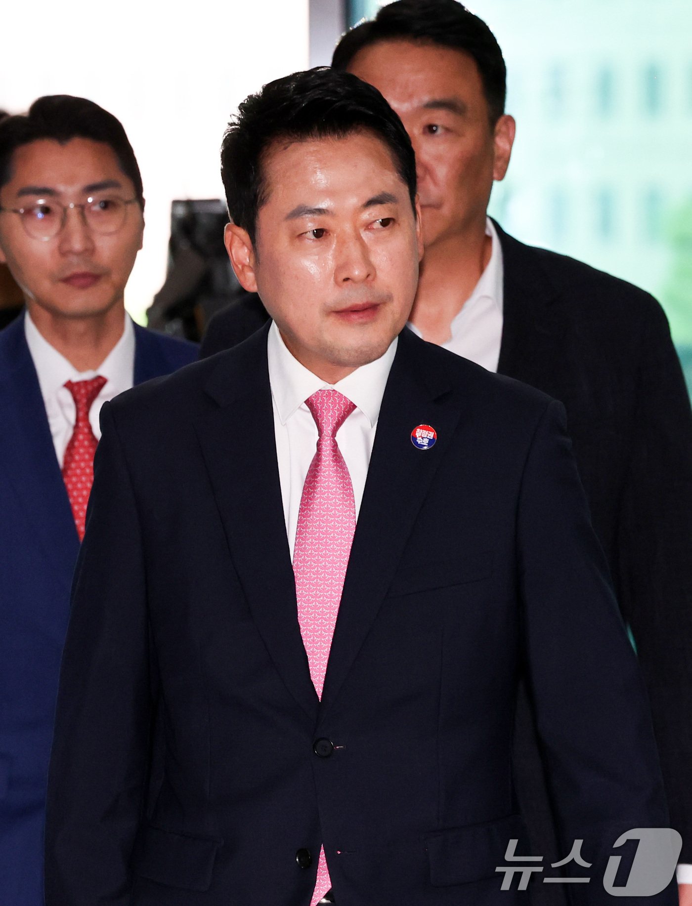 (과천=뉴스1) 최지환 기자 = 장동혁 국민의힘 대표가 27일 경기 과천시 중앙선거관리위원회에서 열린 6.3 지방선거 선거 소청 첫 심의에 출석하고 있다. 2026.7.27/뉴스1 …