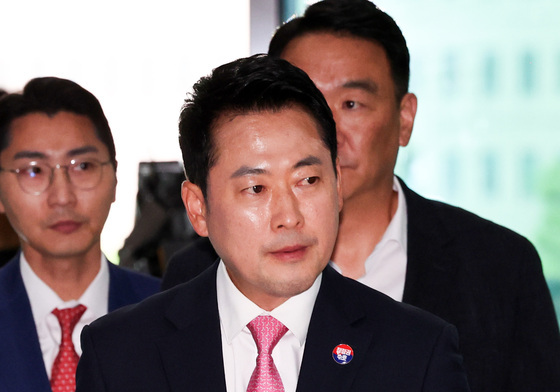 굳은 표정으로 선거소청 첫 심의 출석하는 장동혁 대표